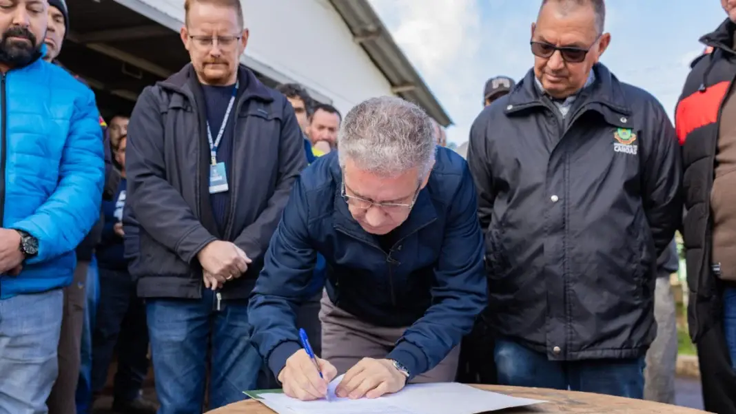 Assinatura de contrato na Casa de Bombas 7 em Canoas RS