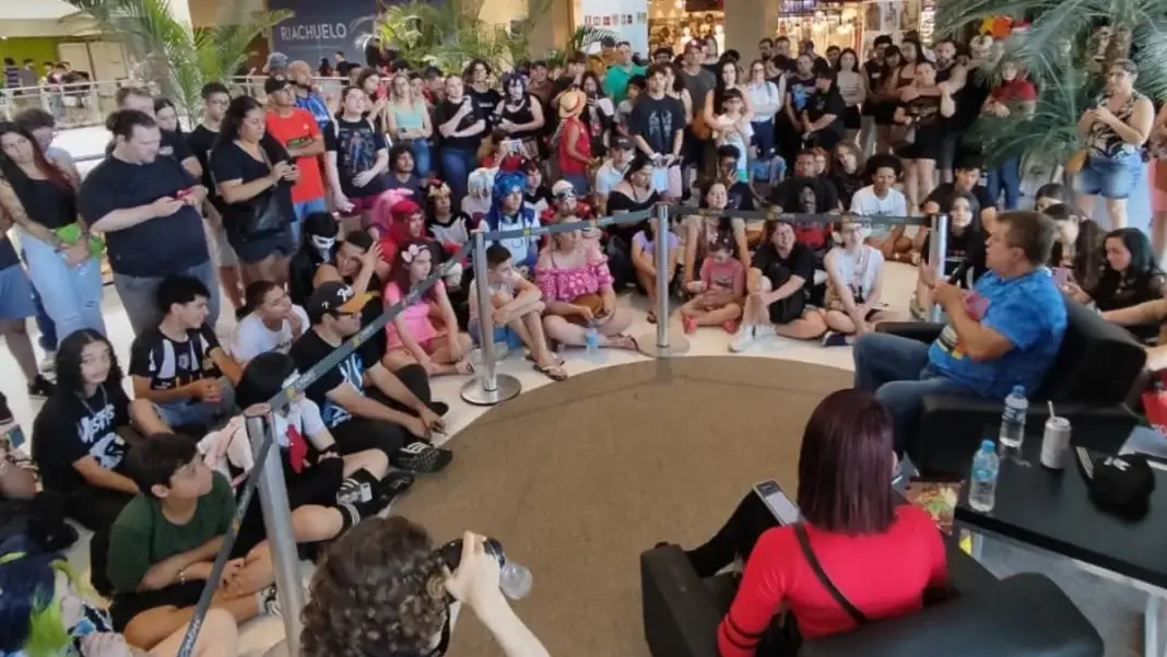 Público reunido em evento cultural no Canoas Shopping